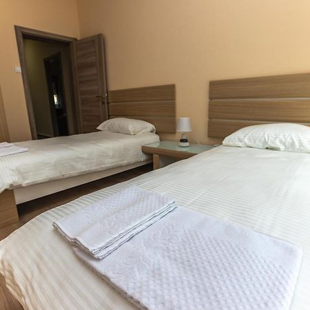 Apartmani Bulevar Cetinje Buitenkant foto