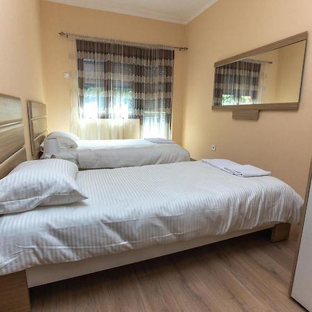 Apartmani Bulevar Cetinje Buitenkant foto