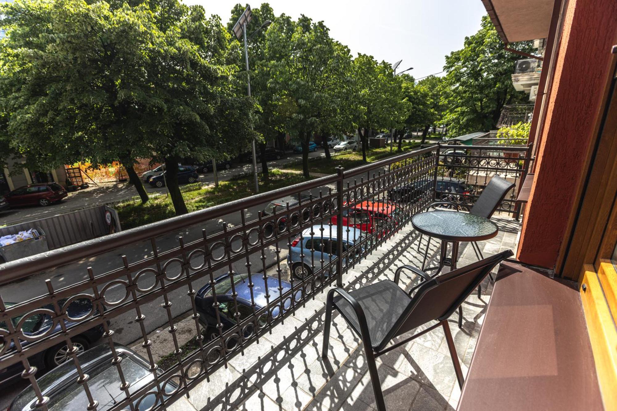 Apartmani Bulevar Cetinje Buitenkant foto