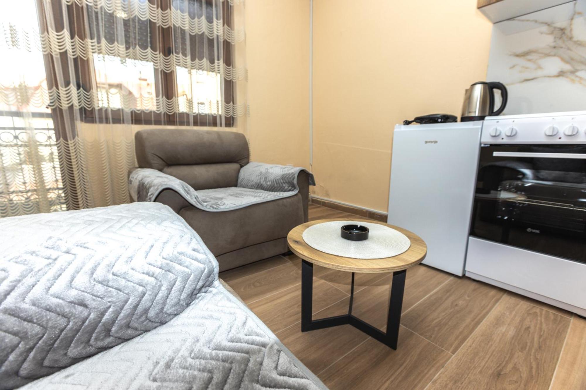 Apartmani Bulevar Cetinje Buitenkant foto