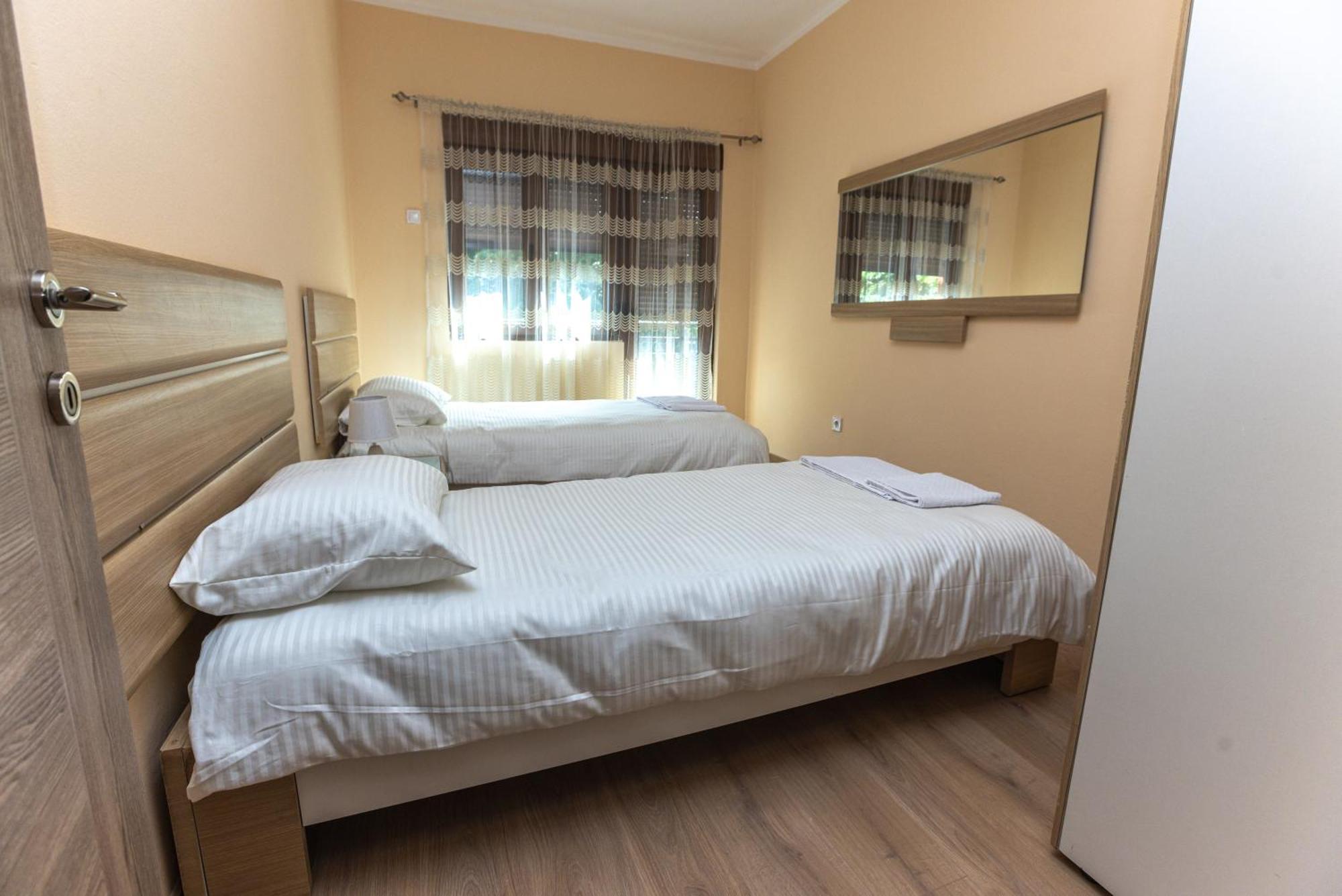 Apartmani Bulevar Cetinje Buitenkant foto