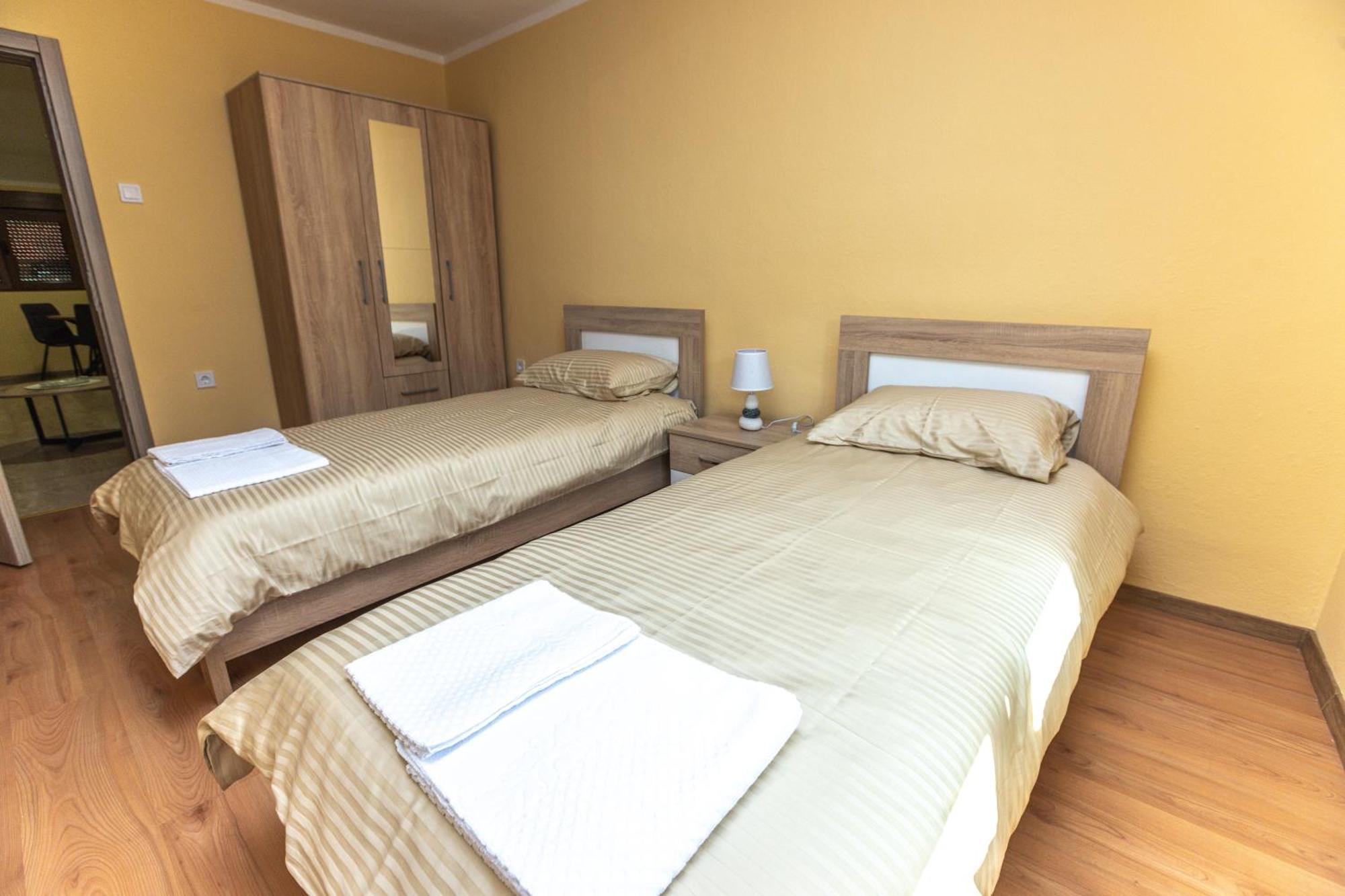 Apartmani Bulevar Cetinje Buitenkant foto