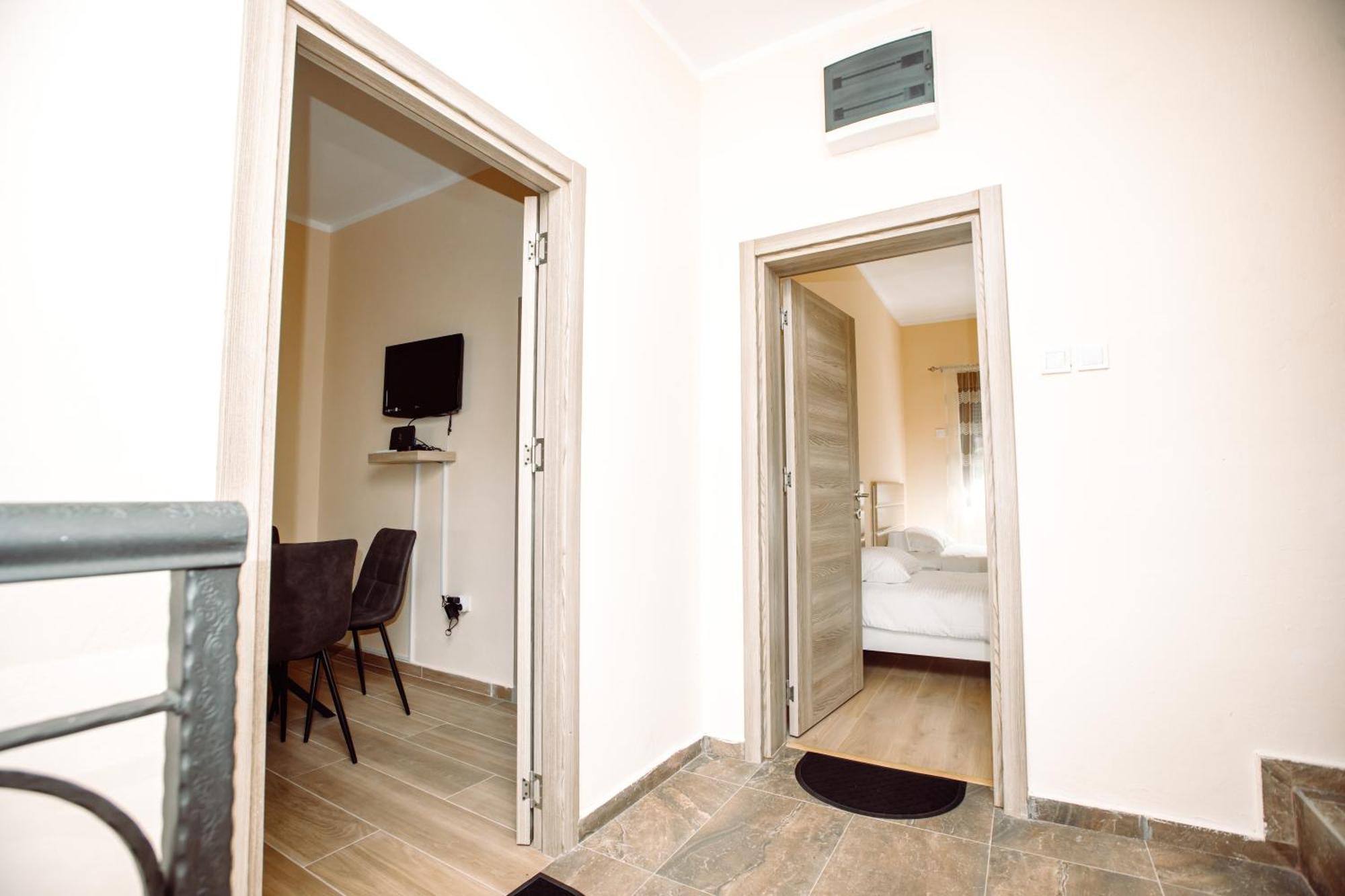 Apartmani Bulevar Cetinje Buitenkant foto