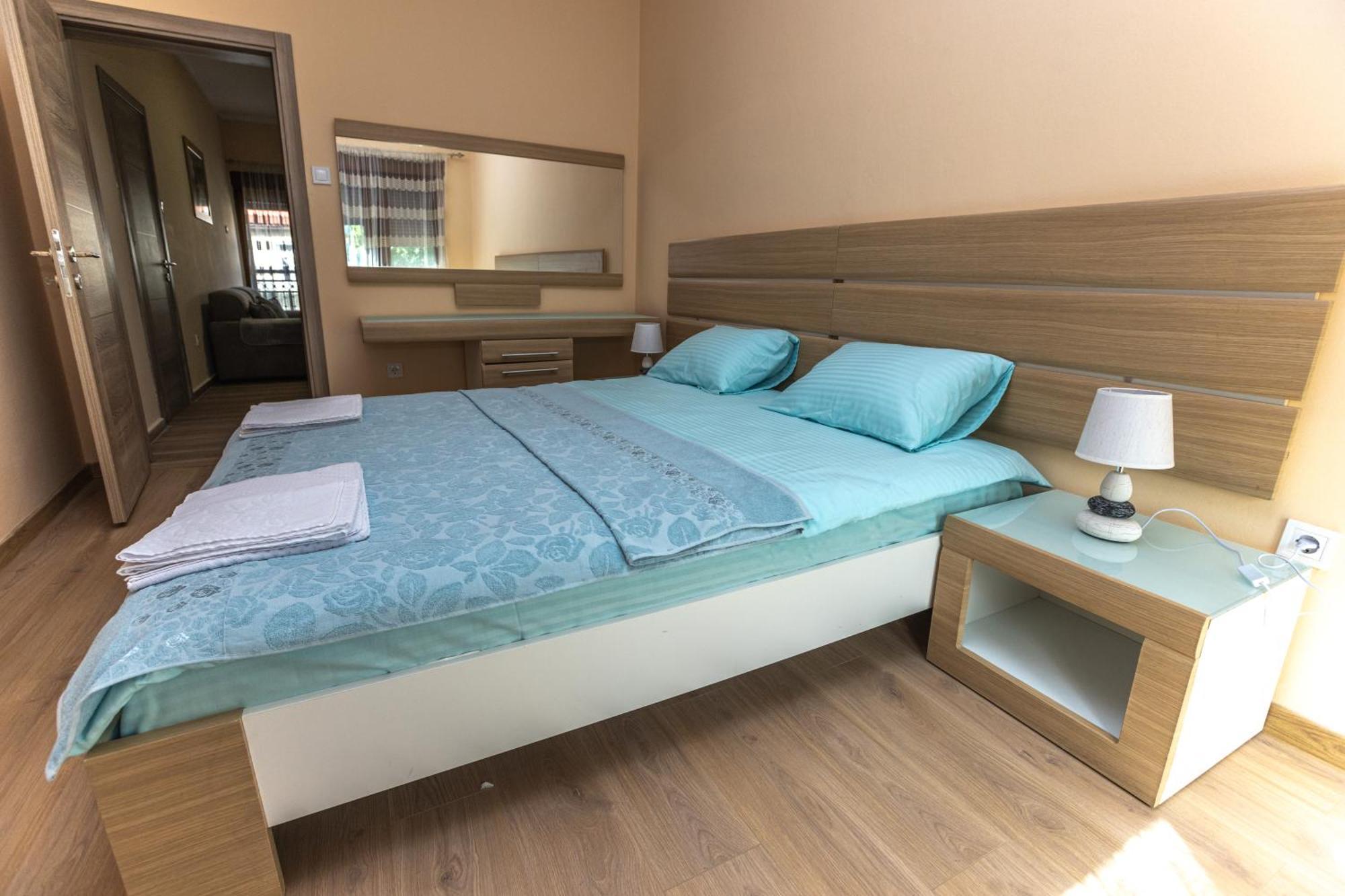 Apartmani Bulevar Cetinje Buitenkant foto
