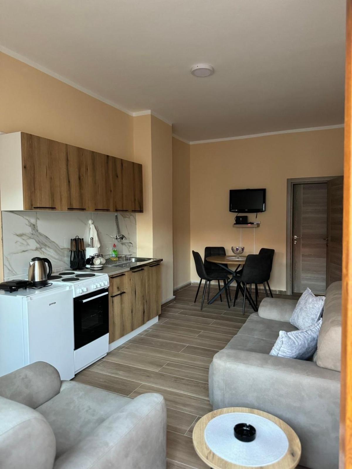 Apartmani Bulevar Cetinje Buitenkant foto